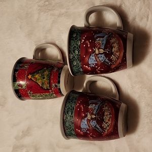 VINTAGE CHRISTMAS COFFEE CUPS. ( TOTAL OF  3 CUPS )